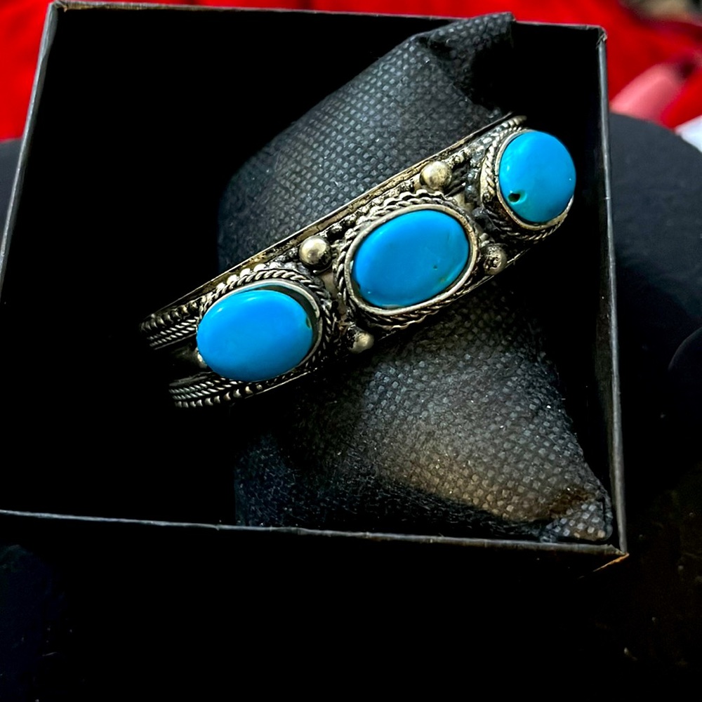 Vintage turquoise adjustable silver cuff. Hard to fine 34.82 grams.BoxeMARK DOWN